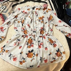 Women’s 3/4 sleeve Foral top Size L. Waist approx 18”